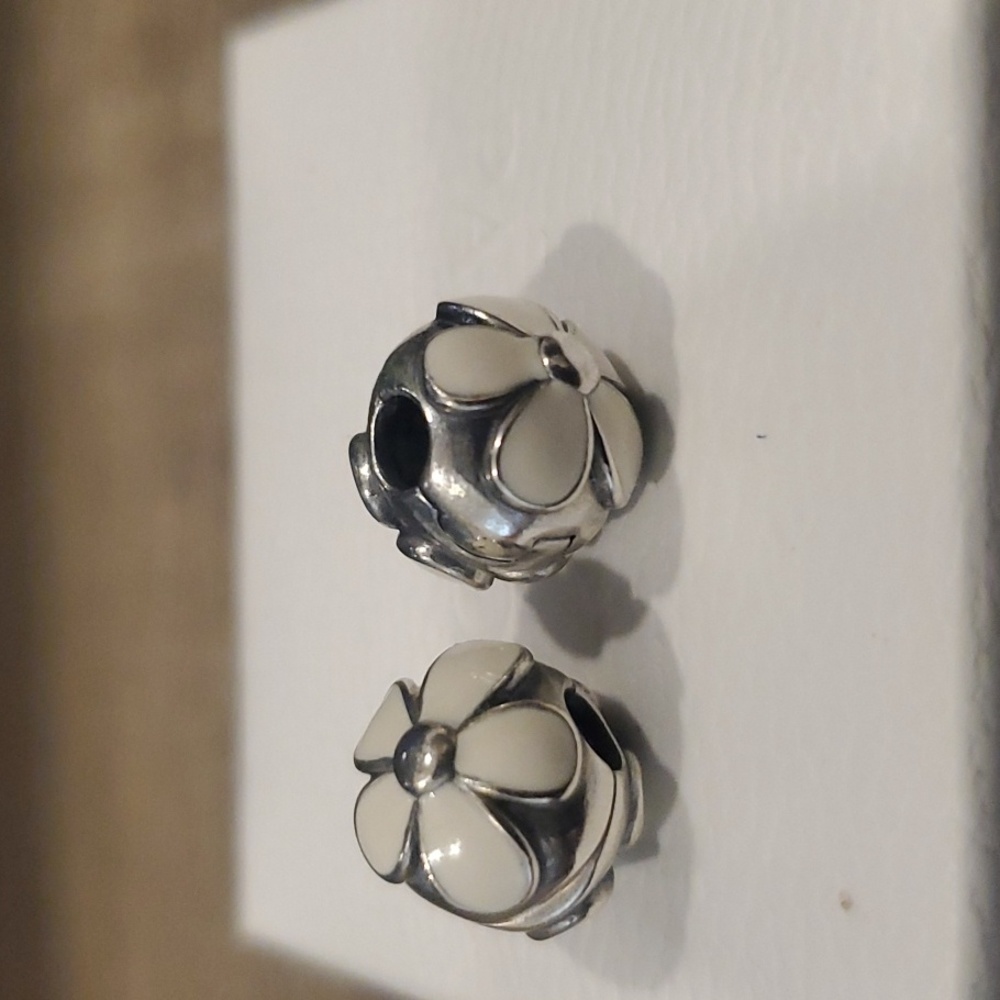 Authentic Pandora darling Daisies clip